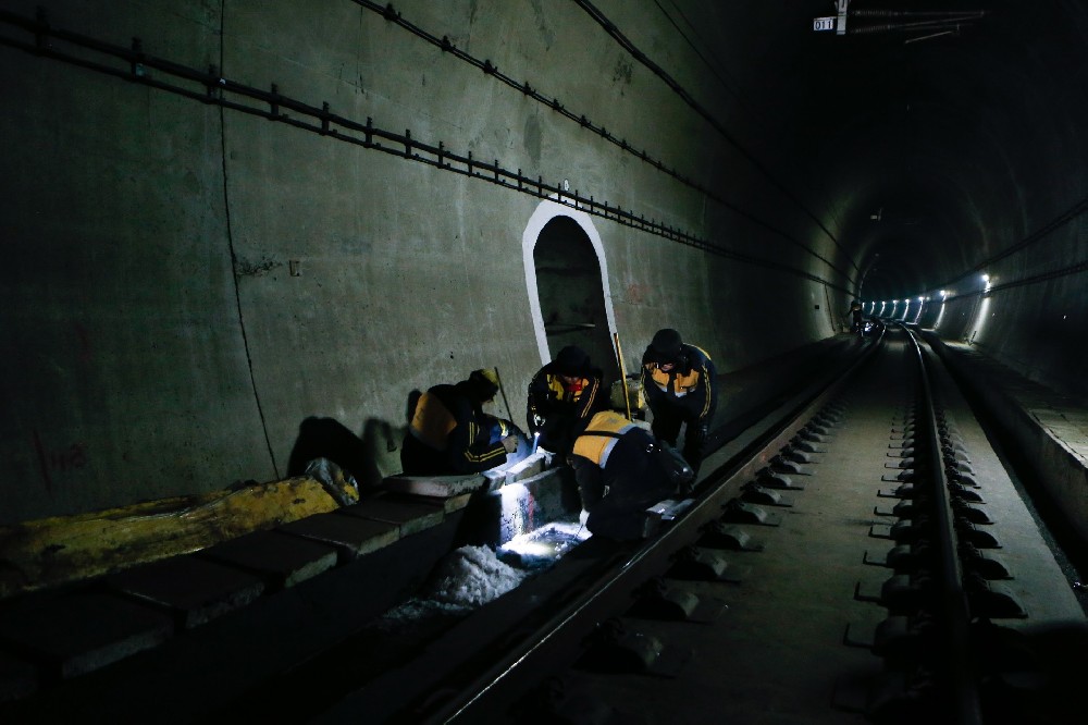 沙湾铁路运营隧道病害现状